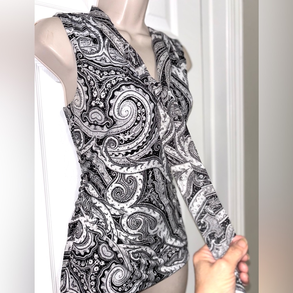 🌻 WHBM Paisley printed Sleeveless tie neck blouse - Picture 2 of 10